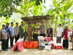 Dinsos Aceh Tamiang Salurkan Bantuan Masa Panik Untuk Korban Kebakaran di Suka Mulia