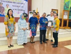 Bupati Bartim Serahkan Cinderamata Kepada Kejari Yedivia Rum