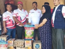 Ketua PMI Kecamatan Peulimbang Serahkan Bantuan Korban Kebakaran