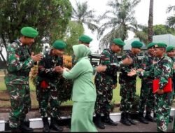 SAAT HARUS MELEPAS YANG BERHARGA, DANYONIF 122/TS LAKUKAN ACARA PINDAH SATUAN 13 PRAJURIT TERBAIK