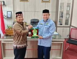 Kakankemenag Aceh Tamiang Serahkan Plakat Penghargaan Untuk Mansyur