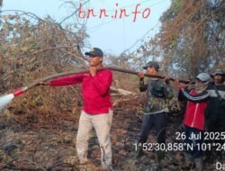 Camat Rupat Beserta Pj Kades Ikut Padamkan Karhutla Di Desa Darul Aman
