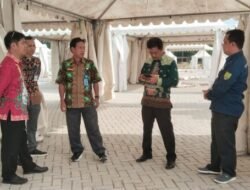 Kepala *BKPSDM Jhon Wahyudi & Kepala Diskominfosantik* Kabupaten Barito Timur Dwi Aryanto Meninjau Lokasi Stan Pemeran