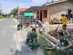 Personel Yonif 122/TS bersama Masyarakat Gotong-royong Membersihkan Tempat Ibadah dan Lingkungan masyarakat