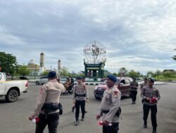 Jelang HUT RI Ke 80, Personil Batalyon B Pelopor Maluku Utara Bagikan Bendera Merah Putih Secara Gratis