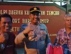 Polres Bartim Berkolaborasi Dengan Awak Media, Bagikan Bendera Merah Putih Kepada Pengguna Jalan