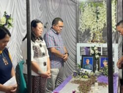 Menyampaikan Ucapan Dukacita Gubernur Nusa Tenggara Timur (NTT) Emanuel Melkiades Laka Lena dan Ketua TP PKK NTT Melayat Kerumah Duka Almarhum Prada Lucky
