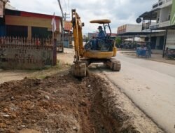 Tingkatkan Kualitas Jalan, Dinas PUPR Aceh Tamiang Bangun Drainase
