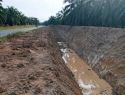 Parit Pembatas Kebun Sawit Milik PT. SMI Dinilai Membahayakan Bagi Pengguna Jalan