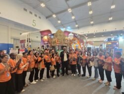 Kepala Dinas Koperasi dan UMKM Mimika Samuel Yogi Mengapresiasi Peserta yang Telah Menampilkan Produk khas Papua.