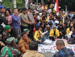 Duduk sama rata berdiri tanpa Raja, Yonif 122/TS kawal Aksi Demo dengan penuh kedamaian