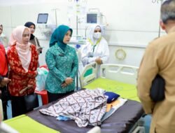 Linda Ismail Kunjungi Balita Penderita Gangguan Pencernaan di RSUD Muda Sedia
