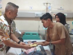 Kadinkes Aceh Tamiang Kunjungi Balita Penderita Gizi Buruk di RSUZA