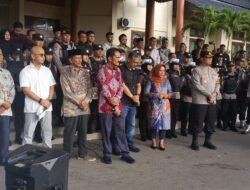 Polres Kotawaringin Barat, Amankan Aksi Masa Demo Damai Mahasiswa Dan Masyarakat di Kantor DPRD
