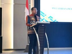 Bupati Yosef Lede SH, Menutup Kegiatan Pelatihan Bakal Kepala Sekolah di Hotel Neo Aston Kupang