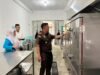 KAJARI BIREUEN TINJAU SEKOLAH  PENERIMA MAKAN BERGIZI GRATIS DAN DAPUR PENYALUR DI KOTA JUANG, DENGAN PENEMUAN BELATUNG. DIPAKET