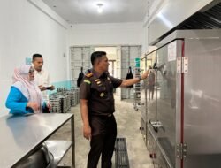 KAJARI BIREUEN TINJAU SEKOLAH  PENERIMA MAKAN BERGIZI GRATIS DAN DAPUR PENYALUR DI KOTA JUANG, DENGAN PENEMUAN BELATUNG. DIPAKET
