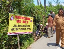 Puluhan Warga Gelar Aksi Protes Pasang Spanduk Di Tepi Jalan