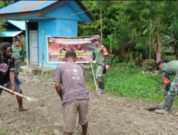Jalan Kampung Jimbi Kuala Kencana Rusak Parah, Personil TNI dan Warga Turun Tangan Perbaiki