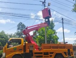 PUPR-Perkim Bartim Lakukan Perawatan PJU Dibeberapa Titik