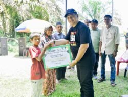 Bupati Armia Serahkan Bantuan Baitul Mal Ke Warga Baling Karang.