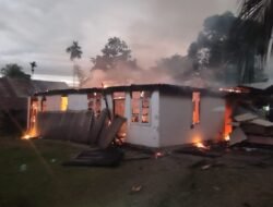 Akibat Bentrokan di Jalan Ki Hajar Dewantara Timika, Satu Rumah di Lorong Timur Dibakar.