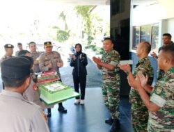 Polres Simalungun berikan Kado Suprise kue Ulang Tahun kepada Yonif 122/TS Memperingati HUT TNI ke-80