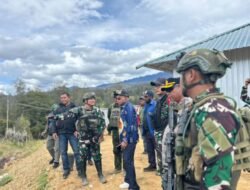Bupati Puncak Kunjungi Prajurit Satgas Yonif 700/WYC di Titik Kuat Bendungan, Bersinergi untuk Membangun Tanah Papua.