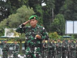PERINGATI HARI SUMPAH PEMUDA KE-97 TAHUN 2025, DANDIM 1710/MIMIKA PIMPIN UPACARA PENGIBARAN BENDERA