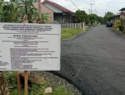Dinas PUPR Bartim Lakukan Proyek Pengaspalan di Perumahan Pondok Karet