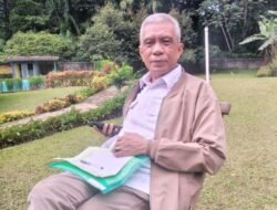 Pria Tangguh Berambut Putih Ini Tak Kenal Lelah Berjuang Untuk Keluarganya