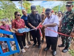 Bupati Resmikan Air Bersih Uta, Wabup Kemong Gunting Pita Depot Air Minum dan Perpustakaan.