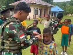 Satgas Pamtas RI – PNG Pos Yembun Ajarkan PBB (Peraturan Baris Berbaris) di SD Inpres Metnayam