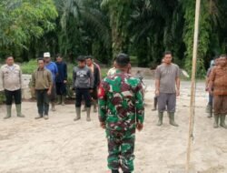 Perkuat Sinergitas, Babinsa Akrabkan Diri Dengan Satpam PT. Nauli Sawit Melalui Giat Komsos