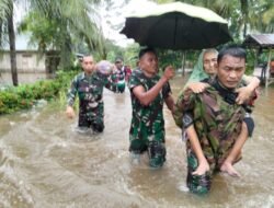 Intensitas Hujan Belum Reda, Anggota Koramil 13/Baktiya Evakuasi Ibu Lansia dari Daerah Terdampak Banjir