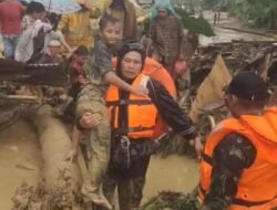Koramil 01/BT Bantu Evakuasi Warga Terdampak Banjir di Batangtoru, Tapanuli Selatan