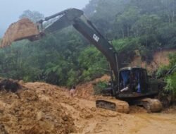 TNI Kerahkan Pasukan dan Alat Berat Bersihkan Longsor di Jalur Tarutung–Sibolga
