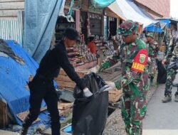 SAMBUT BULAN KASIH NATAL, KODIM 1710/MIMIKA GELAR KARYA BAKTI BERSIHKAN LINGKUNGAN PASAR