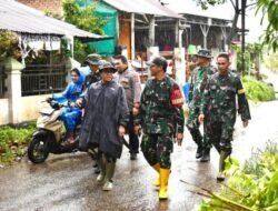 Danrem 032/Wbr Turun ke Lokasi Banjir di Kota Padang