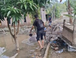 Kapolres Langkat Tercebur Saat Salurkan Bansos Banjir, Tetap Utamakan Warga