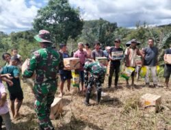 Kodam I/BB melalui Satgas Bencana Yonif 122/Tombak Sakti Airdrop Bantuan ke Dua Desa Terisolir di Taput