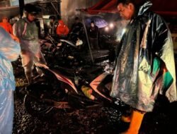 Sigap !!! Babinsa Kodim 0418/Palembang Evakuasi Ibu – Anak Korban Pohon Tumbang di 16 Ulu