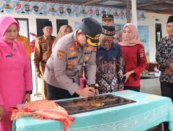 Kapolres Musi Rawas Serahkan Kunci Bedah Rumah Hasil Donasi Personel