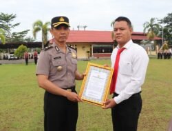 Delapan Personel Polsek Muara Kelingi Mendapat Penghargaan dari Kapolres Musi Rawas.