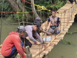 Polres Musi Rawas Perbaiki Jembatan Gantung Penghubung Desa Bangun Rejo–Sukowarno
