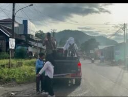 Jalan Rusak Tak Halangi Pendidikan : Brimob Polda Sumut Antar – Jemput Anak Sekolah di Daerah Longsor