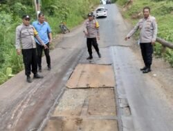 Cegah Kecelakaan, Kapolsek BTS Ulu Turun Langsung Benahi Jembatan Berlubang di Desa Tambangan