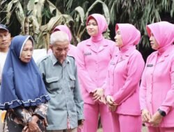 Hadir di Tengah Duka, Ketua Bhayangkari, Salurkan Bansos dan Gelar “Trauma Healing