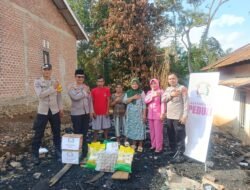 Polsek Jayaloka Polres Musi Rawas Salurkan Bantuan Kepada Korban Kebakaran di Kelurahan Marga Tunggal