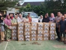Kapolda Maluku Kembali Bantu 100 Paket Sembako buat Warga Kelurahan Besar